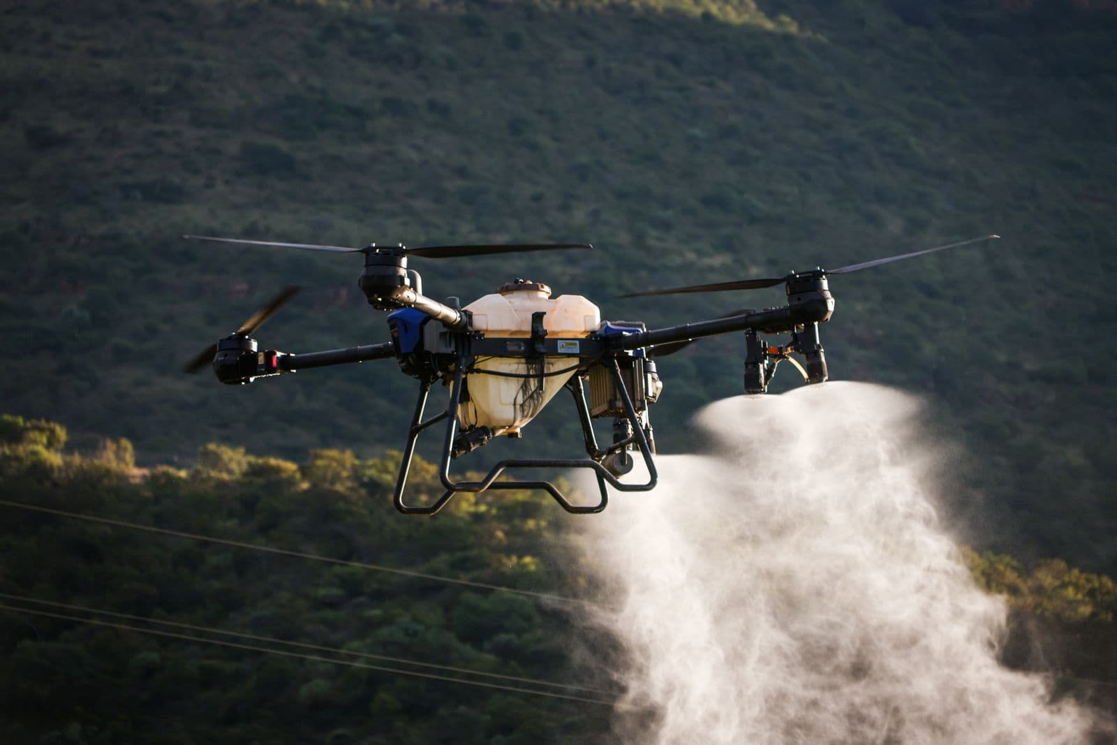 Drone agrícola sobrevoando lavoura