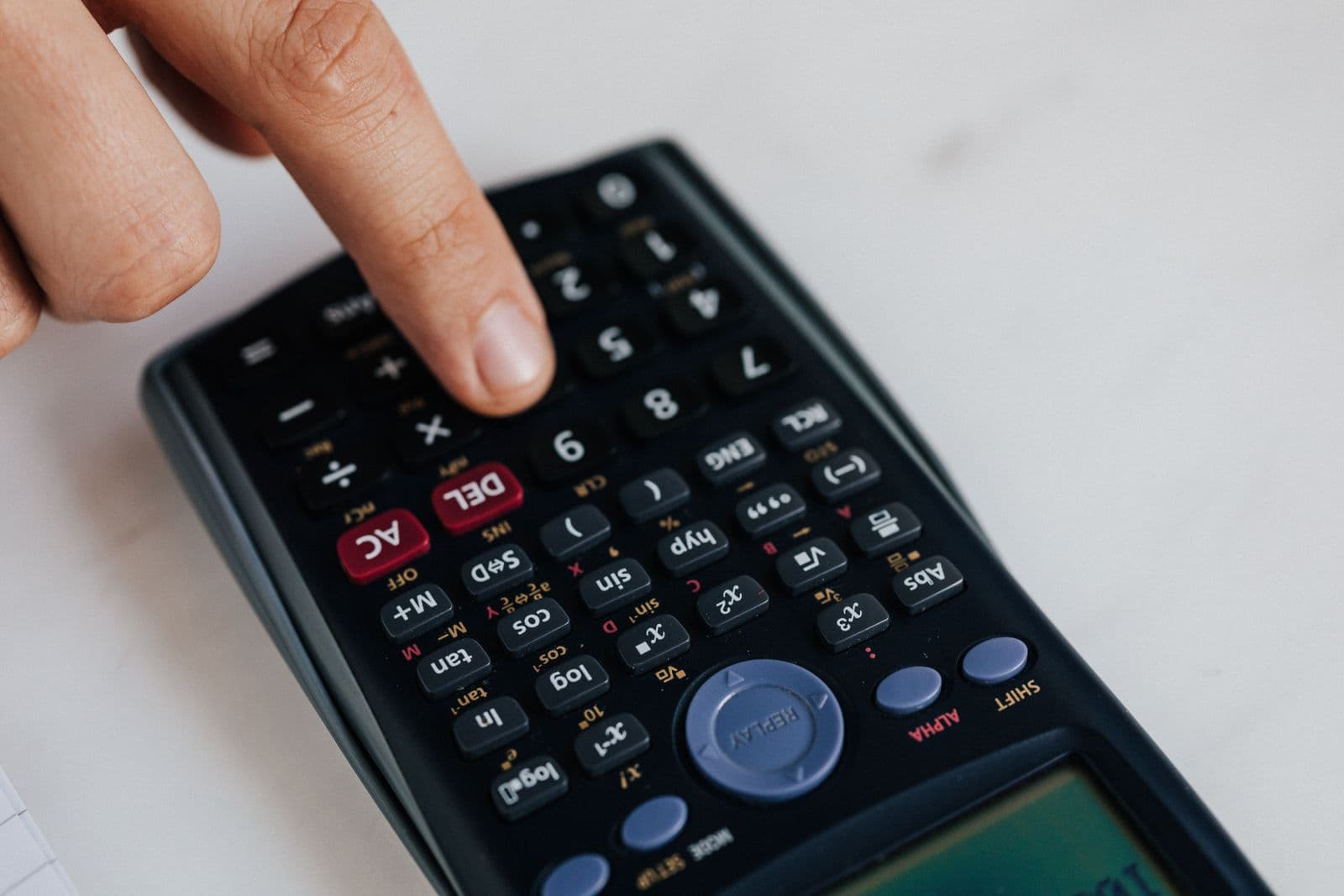 Calculadora e anotações de planejamento financeiro
