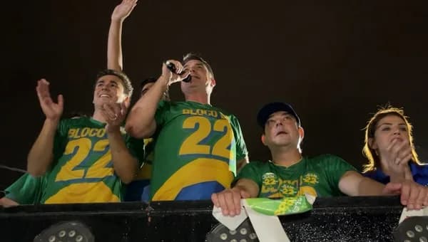 Flávio Bolsonaro em agenda de campanha em Minas Gerais